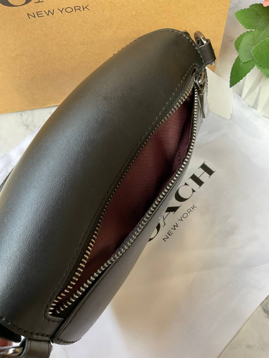 COACH SELENA BELT BAG WITH BUNNY (39315 Pink) / (39316 Black) กระเป๋าสะพาย/คาดอก/คาดเอว รุ่น Limited Edition น่ารักมาก💕 วัสดุหนังแท้ หนังนิ่มอยู่ทรง เปิด-ปิด ด้วยซิป ใส่ Iphone+ กระเป๋าสตางค์ใบสั้น ใส่ของจุกจิกได้ ด้านหลังมีอีก 1 ช่องซิป สายปรับระ