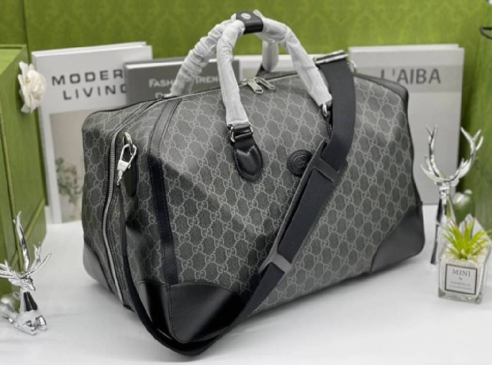 GUCCI Duffle bag with Interlocking G เกรดออริจินอล กระเป๋าใบใหญ่จุใจ 16" ใส่สัมภาระขึ้นเครื่องเดินทางได้ ใส่เสื้อผ้า รองเท้า เอกสาร A4 iPad Notebookได้ หูจับแข็งแรง สายสะพายยาวถอดออกได้ สะพายไหล่หรือ Crossbody ก็ดูดี ใช้ได้ทั้งชายหญิง ภาพถ่ายสินค้าจร