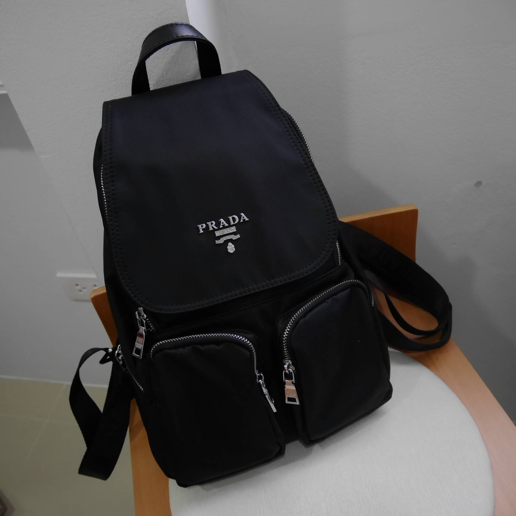 มาละค้า รุ่นที่สายลุยรอคอยกับ Prada nylon backpack จากงานพรีเมี่ยมกิ้ฟจากเคาร์เตอร์ต่างประเทศ วัสดุ Nylon **คุณภาพดี แข็งแรง ทนทาน กันน้ำได้ **อะไหล่เงิน เงาวับ! ทั้งใบ สวยมากคะ มีช่องใส่ของแยกซิปหลายช่อง สุดคุ้ม ด้านในบุด้วยผ้าซับในปั้มแบรนด์ อย่างดี ขนา