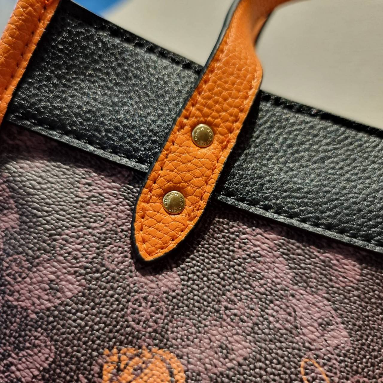 COACH C8456 FIELD TOTE 22 WITH HORSE AND CARRIAGE PRINT AND CARRIAGE BADGE คอลเลคชั่นสุดคลาสสิค ต้อนรับซัมเมอร์ ทั้งสดใสและร้อนแรง สวยหรูดูแพงในไอเท็มเดียว กระเป๋าทรงโท้ท ไซส์กำลังสวย น่ารักน่าใช้ ฟังก์ชั่นการใช้งานสะดวกที่สุด มีทั้งสายคล้องแขนในตัว และสา