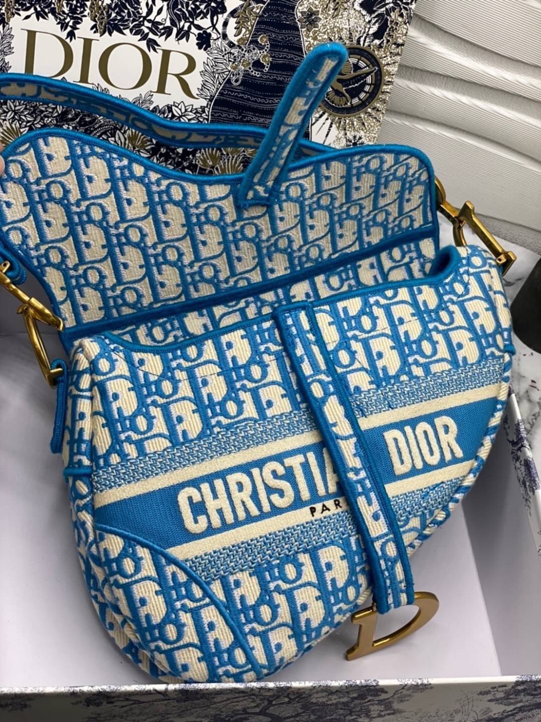 หนังแท้ DIOR SADDLE BAG Toile de Jouy Embroidery กระเป๋ารุ่นยอดนิยมตามแบบฉบับแบรนด์ พร้อมส่งที่ไทย เกรดออริจินอลหนังแท้ ภาพสินค้าถ่ายจากงานขายจริง ใช้งานต่างประเทศได้ค่ะ