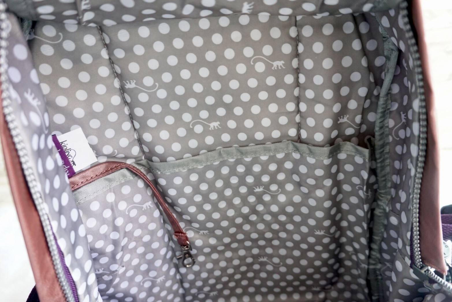 KIPLING BACKPACK K502 กระเป๋าเป้สะพายใบใหญ่ จุของได้เยอะมากๆ วัสดุ nylon + polyestor% กันน้ำ ด้านหน้ามี ช่องใส่ของจุกจิก ช่องซ้ายขวา ช่องหลักเปิดปิดด้วยซิป ภายในแบ่งเป็นสัดส่วย มีช่องแยกใส่ Laptop ใบขี้ขะได้เยอะ จะใช้ไปเรียน ไปนิมหรือท่องเที่ยวก็ตอยโจทย์ค