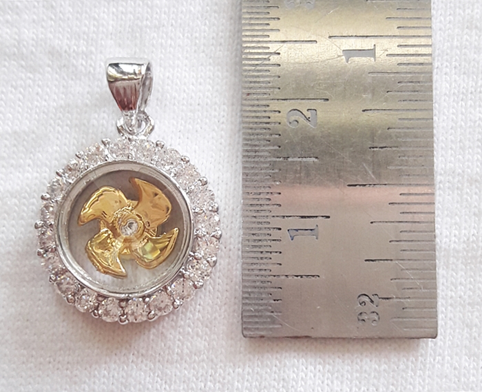 สินค้าหมดค่ะ จี้กังหัน4ใบสีเงินล้อมเพชรเสริมดวงพร้อมกล่องกำมะหยี่ค่ะ