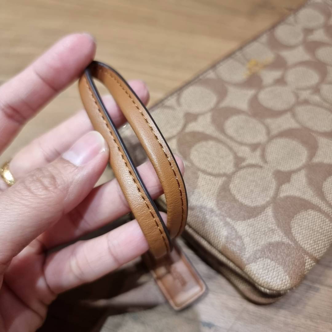 COACH F54057 DOUBLE ZIP WALLET IN SIGNATURE กระเป๋าคล้องมือ size L ใบนี้ใส่มือถือได้ทุกรุ่น ขนาดกำลังดี พกพาสะดวกมากๆ วัสดุหนังสังเคราะห์ ภายในเป็นผ้าสีสวยคม ใส่ธนบัตร ใส่บัตรได้เยอะ ใส่มือถือได้สบายๆทุกรุ่น ตอบโจทย์สาวๆที่ไม่ชอบพกเยอะวุ่นวายจ้า ใบนี้เอาอ