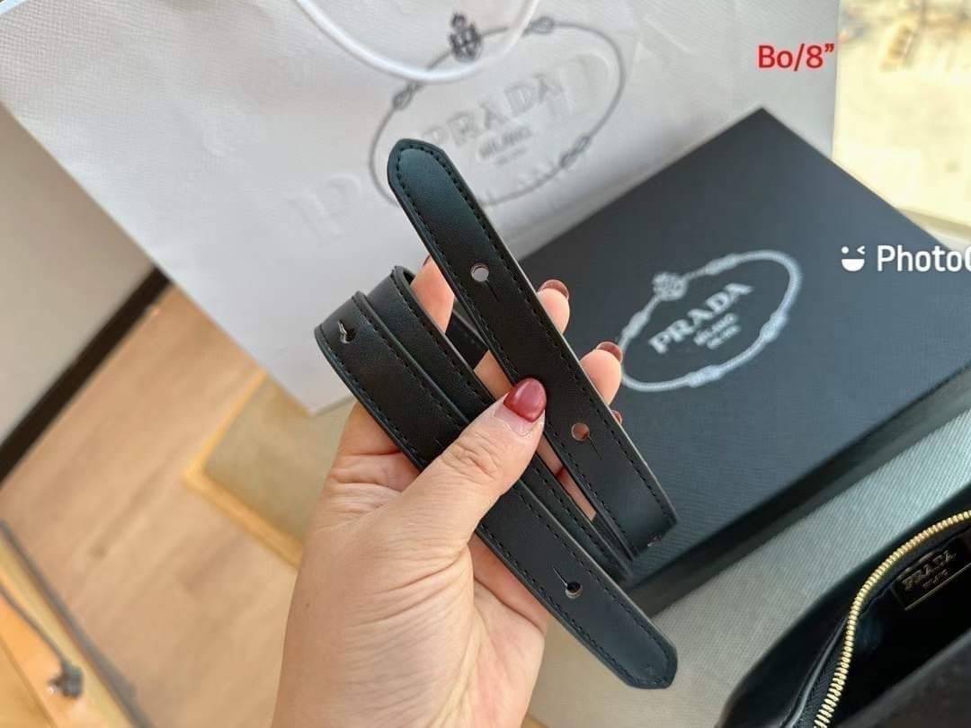 PRADA HOBO LEATHER SHOULDER BAG ฮอตไอเท็ม กระเป๋าถือ/สะพาย ทรงโฮโบ สวยผู้ดี ใช้งานง่าย โดดเด่นด้วยโลโก้สีทอง เปิด-ปิดด้วยซิป มีหูหิ้วในตัว ภายในเป็นช่องโล่ง ใส่ของสำคัญได้สบายๆ บอกเลยห้ามพลาดจ้า