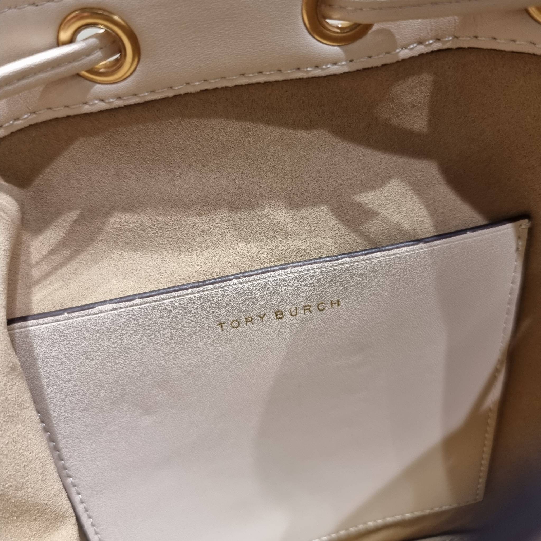 TORY BURCH T MONOGRAM FLORAL BUCKET BAG คอลเลคชั่นใหม่ พร้อมเสิร์ฟความสวยให้ถึงบ้าน!! กระเป๋าบัคเก็ตทรงยอดนิยม ดีไซน์ใหม่ล่าสุด สไตล์งานคราฟ มีลูกเล่นประดับดอกไม้กับตัวกระเป๋า และตัวรูดสาย วัสดุผ้า jacquard ตัดสลับหนังแท้ หูจับและขอบกระเป๋าตกแต่งลายสานสวย