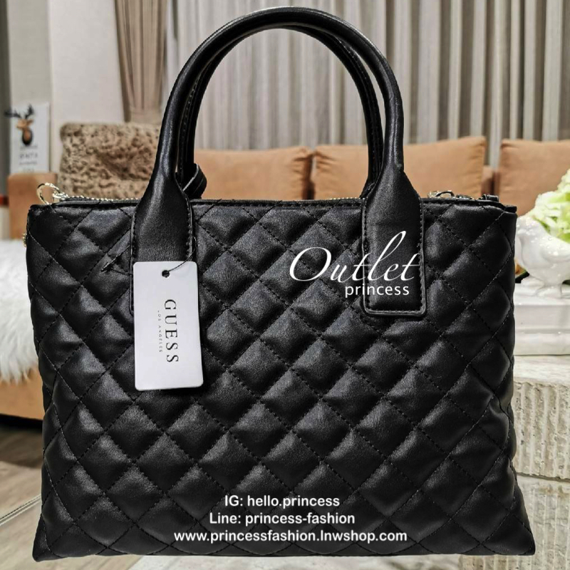 Guess Elliana Quilted-Look Handbag กระเป๋าสะพายรุ่นใหม่ล่าสุดจาก Guess factory วัสดุหนังนิ่มเรียบเดินเส้นลายตารางสวยดูดี ขนาดกำลังดี น้ำหนักเบา ด้านหน้าประดับโลโก้แบรนด์สวยโดดเด่น มีช่องใส่ของหลายช่อง เปิดปิดด้วยกระดุมแม่เหล็กและช่องซิป ภายในโล่งกว้างมีช่