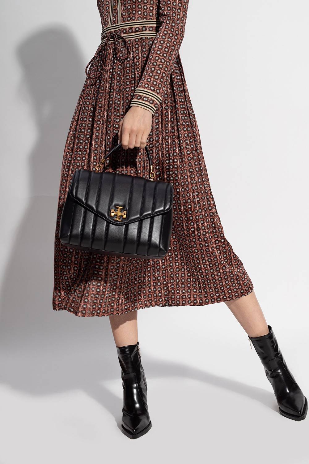 TORY BURCH KIRA QUILTED LARGE SATCHEL ใบใหญ่กับคอลที่ปังไม่ไหว พร้อมเสิร์ฟสีคลาสสิค กระเป๋าถือ/สะพาย ทรงสวย ดูแพง ดูหรู!! หนังแท้ ดีไซน์บุนวม เส้นคมสวย วัสดุหนังแกะ สัมผัสดีงาม นิ่มมือ เปิด-ปิดด้วยอะไหล่บิดล็อค ภายในเป็นช่องโล่ง มีช่องซิป ใส่ของได้แน่นๆ ม