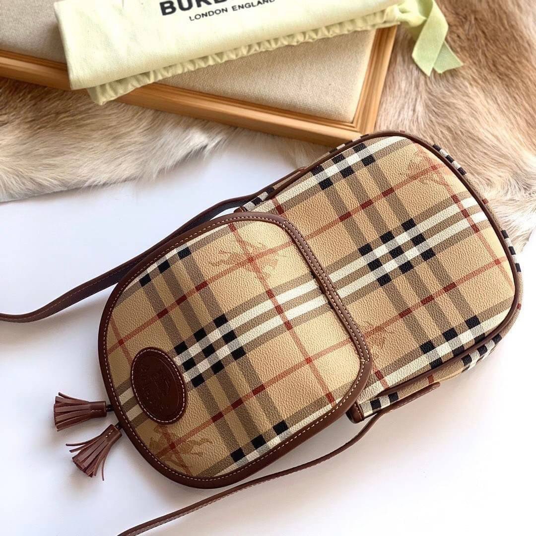 BURBERRY CROSSBODY VINTAGE BAG VIP GIFT WITH PURCHASE (GWP) พรีเมี่ยมกิ๊ฟ Limited Edition จากBURBERRY วัสดุหนังPVC สวยอยู่ทรง เปิดปิดด้วยฝาปิดกระดุมแม่เหล็กประดับริบบิ้นพู่