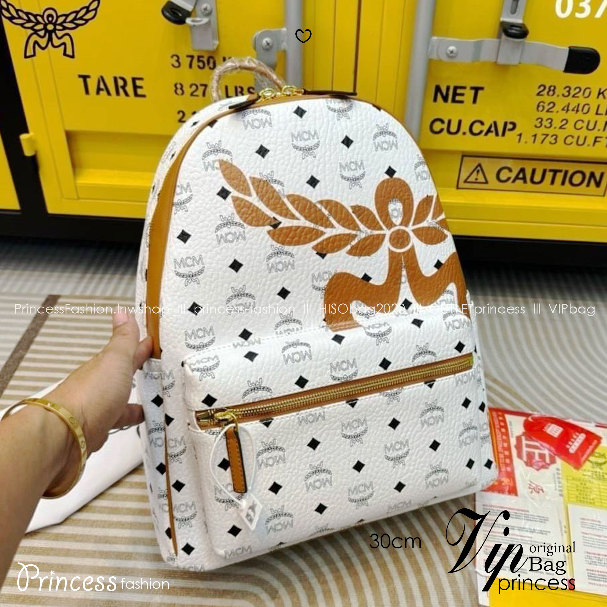 ORI | M.C.M Stark Visetos Canvas Backpack White กระเป๋าเป้คอลใหม่ ดีไซน์โลโก้ด้านหน้าสวยหรูโดดเด่น Best seller Unisex ของงานเป้จริงๆ ใช้ได้ทั้งหนุ่มๆและสาวๆ