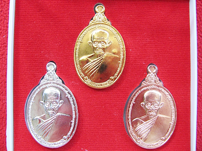 เหรียญกันภัย ชนะมาร ชุด3เหรียญ หลวงปู่เก่ง รุ่นมหาเศษฐีมีอำนาจ เนื้อกะไหล่ทอง-เงิน-นาค วัดกิตติราชเจริญศรี ปี2556 พร้อมกล่องเดิมค่ะ