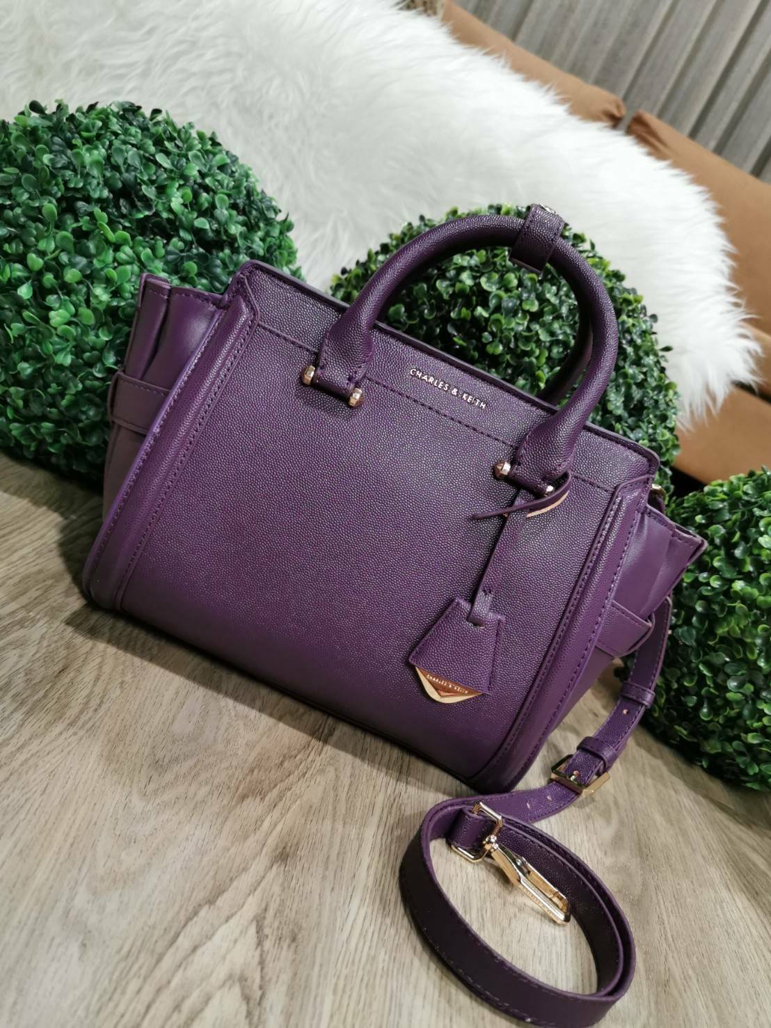 CHARLES & KEITH SAFFIANO TRAPEZE BAG กระเป๋าถือหรือสะพายรุ่นยอดนิยมดีไซน์สวยหรูวัสดุหนังคาเวียร์อยู่ทรง ด้านข้างเเต่งหนังช่องตัดดูมีดีเทล ด้านหน้ามีโลโก้ ด้านหลังมีช่องซิป เปิดปิดด้วยซิปหัวซิปแบรนด์ หูจับเเข็งแรง พับลงได้ พร้อมสายสะพายหนังปรับระดับได้ถอดไ