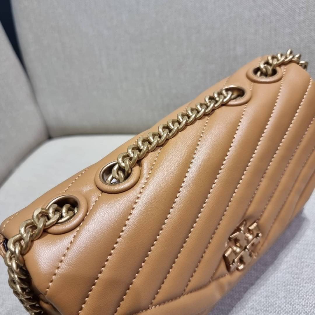 TORY BURCH KIRA CHEVRON CONVERTIBLE SHOULDER BAG (SMALL / MEDIUM) กระเป๋าสะพายรุ่นยอดฮิต ไซส์คลาสสิค ที่ใช้ยังไงก็ดูหรู ดีไซน์เฉพาะตัว วัสดุหนังแกะ สัมผัสนิ่ม เปิด-ปิดด้วยกระดุมแม่เหล็ก ภายในเป็นช่องโล่ง ใส่กระเป๋าสตางค์ มือถือ เครื่องสำอางค์ พาวเวอร์แบงค