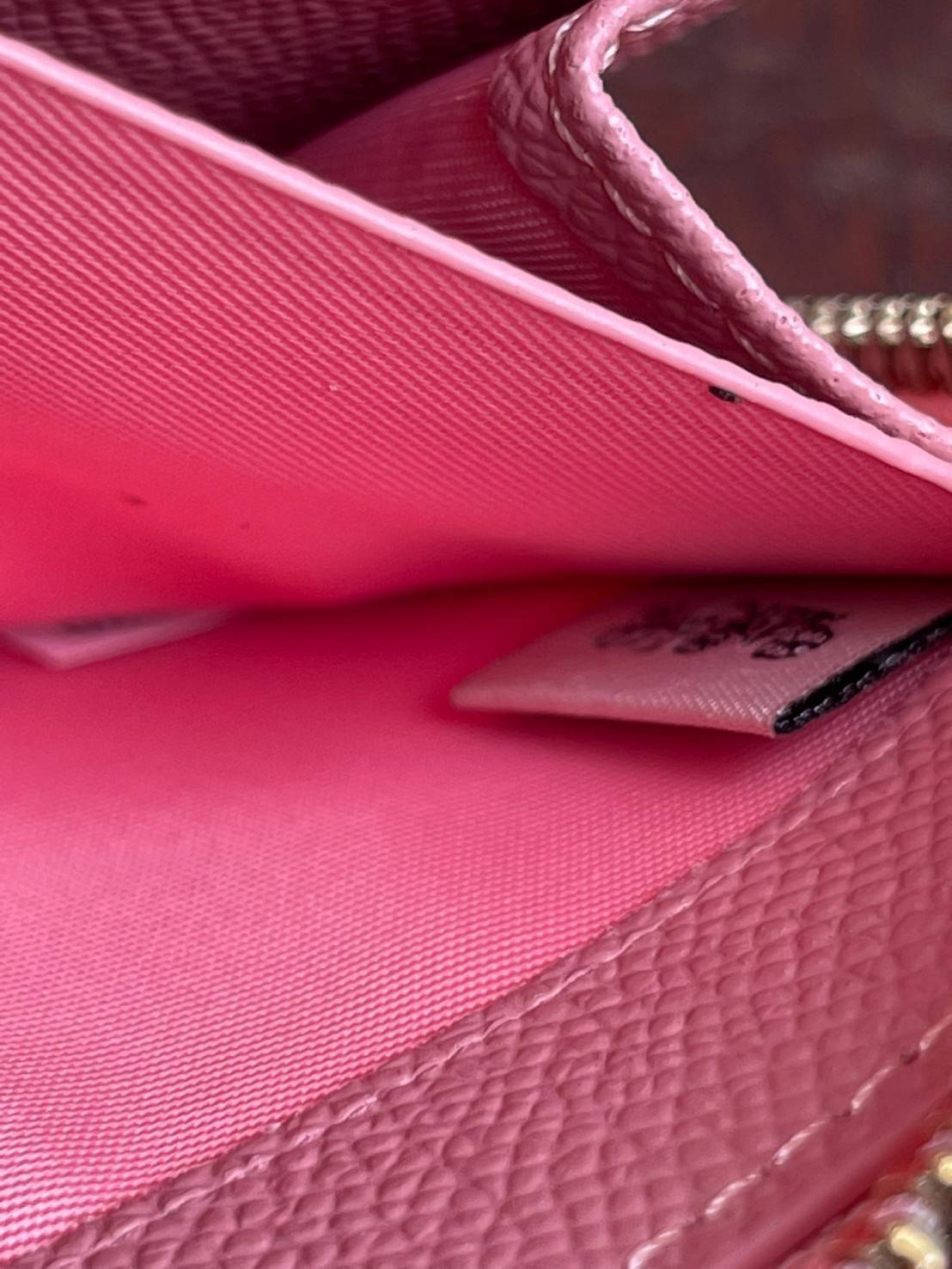 COACH ACCORDION ZIP WALLET IN SIGNATURE CANVAS กระเป๋าสตางค์ใบยาวนี้ที่เหมาะกับการใช้งานทุกรูปแบบ นอกจากเพิ่มความมั่นใจแล้ว ยังทำให้ชีวิตของเราง่ายขึ้นอีกด้วย โดยการเปิดปิดแบบซิปรอบ สามารถใส่ธนบัตร เหรียญ บัตรต่างๆได้หลายใบเลยทีเดียว ขนาดของกระเป๋าสามารถถ