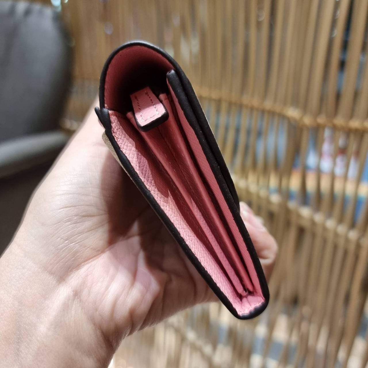 COACH F52601 POP SLIM ENVELOPE WALLET IN SIGNATURE รุ่นขายดี ขายหมด!! รุ่นหายาก!! เติมสต็อคจ้า!! กระเป๋าสตางค์รุ่นฝาพับ ดีไซน์เรียบหรู คลาสสิค ใช้งานง่ายและสะดวกมากๆ ด้วยซองซิปที่เสียบด้านหลัง ถอดแยกออกมาใช้ได้ หรือเอาออก พกกระเป๋าเดี่ยวๆก็ได้ ถือใบนี้ดูไ