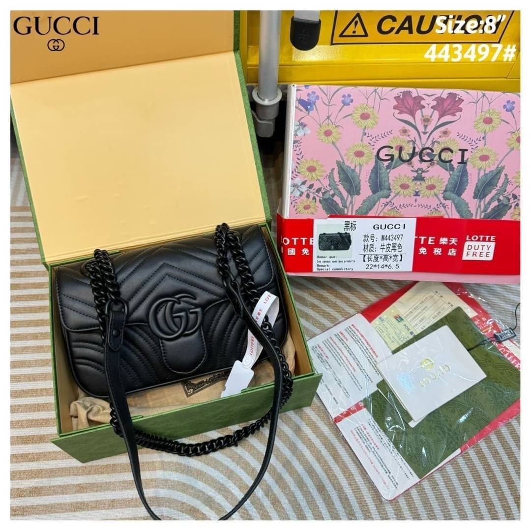 GUCCI GG Marmont small shoulder bag 🖤 กระเป๋าสะพายข้างรุ่นคลาสสิค ดีไซน์ใหม่ อะไหล่ดำ สะพายขับผิว ดูแพง อัพลุคได้สบายๆ เปิด-ปิดด้วยตัวกดล็อคแน่นหนา ด้านหลังดีไซน์รูปหัวใจ 🖤