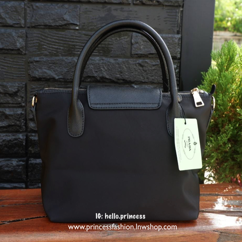 Prada crossbody & handbag กระเป๋าถือหรือสะพาย วัสดุ nylon+pu. premium gift จาก Prada เปิดปิด ด้วยฝาปิดกระดุมแม่เหล็ก อะไหล่ทอง ภายในกว้าง ใส่ wallet ยาว, iPad ได้ มีช่องเล็ก และช่องซิป มาพร้อมสายยาว ถอด ปรับได้ค่ะ