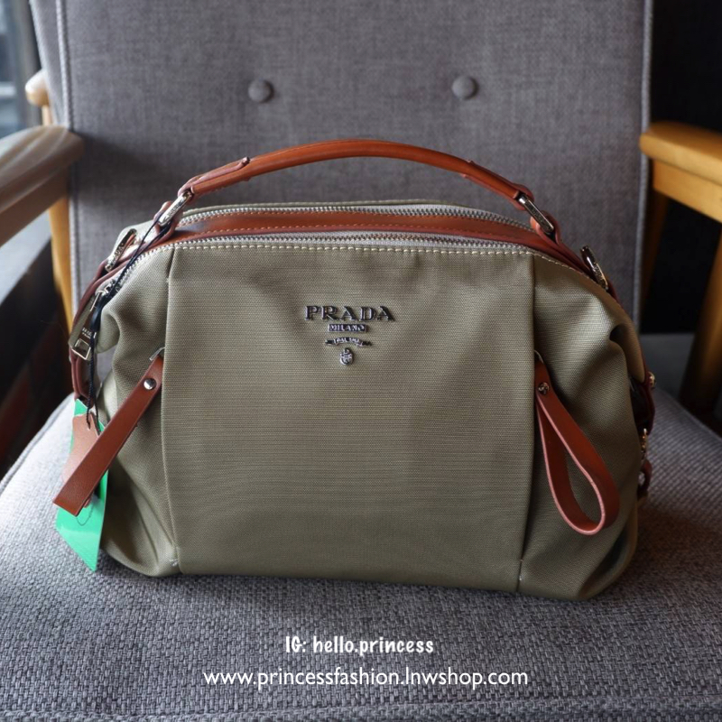 Prada mini tote กระเป๋าถือหรือสะพายขนาดกำลังน่ารัก วัสดุ matte canvas เนื้อหนา อะไหล่เงินทั้งใบ ด้านหน้าประดับ logo brand + ช่องซิปเล็ก ช่องหลักเปิดปิดด้วยซิป แบ่ง 2 ช่องใหญ่ ภายในกว้าง ใส่ iPad ได้ มีช่องเล็ก และช่องซิป ด้านหลังมีอีก 1 ช่องซิป มีห่วงปรับ
