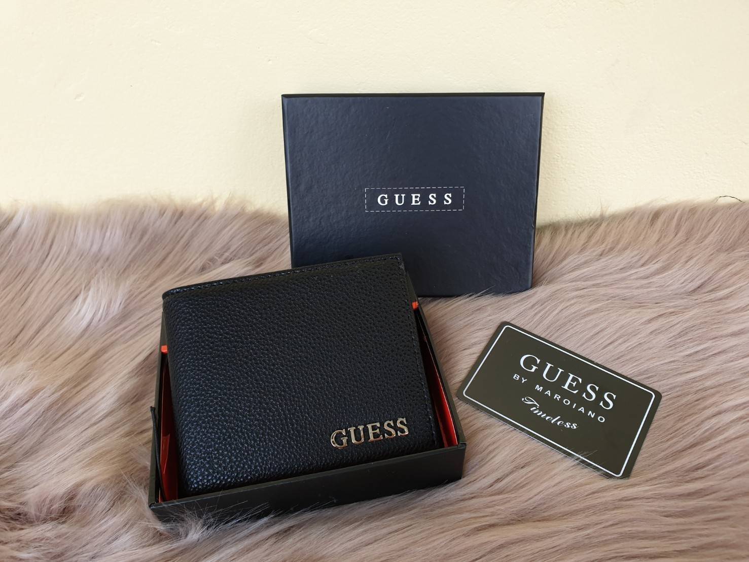 กระเป๋าสตางค์ Guess ใบสั้น ด้านหน้าติดชื่อแบรนด์แต่งโลหะสีเงิน ด้านหลังเรียบ แต่ดีไซน์มาเก๋ๆ มีช่องซ่อนสำหรับใส่บัตรใส่แบงค์ได้ ด้านในปั๊มชื่อแบรนด์ มีช่องใส่บัตร 3 ช่อง และมีช่องสำหรับใส่เหรียญ ช่องใส่ธนบัตรแบ่งเป็นช่องเดียว รุ่นนี้สวยคุ้ม ห้ามพลาดเลยค่า