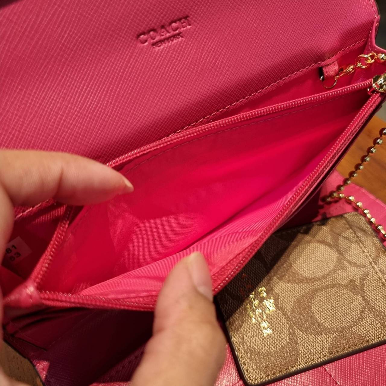 COACH F53763 TRIFOLD WALLET IN SIGNATURE กลับมาแล้วจ้า!! รุ่นขายดี!! 💓 ดีไซน์ใหม่ กระเป๋าสตางค์ใบยาว แถมที่ห้อยใส่บัตรแยกให้ (ถอดออกได้) น่ารักมากๆ ใช้งานง่าย เปิด-ปิดด้วยกระดุม ภายในใส่ธนบัตร ใส่บัตรได้เยอะ ใส่มือถือได้ไปอีก!! จุใจสุดๆ บอกเลยว่าใ