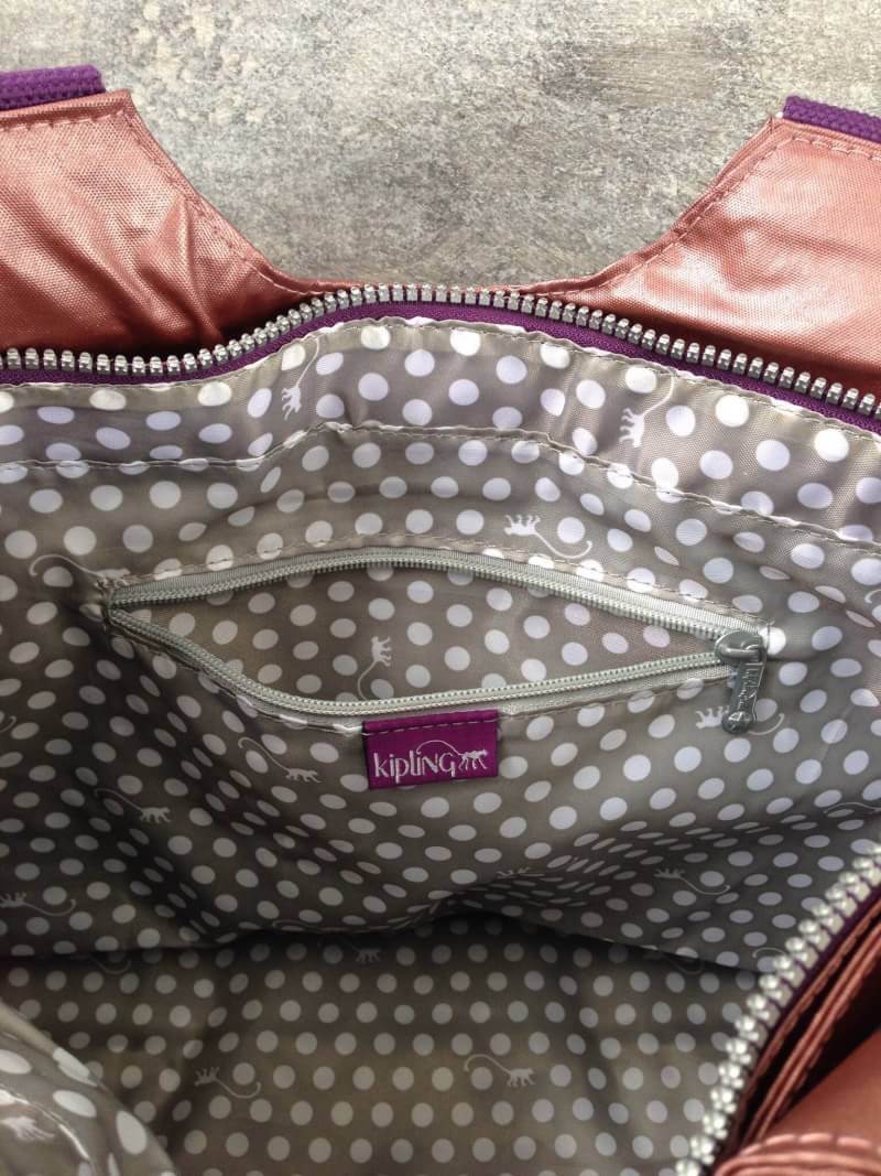 Kipling รุ่น Cicele กระเป๋าสะพายไหล่ใบใหญ่ สวยน่ารัก ตัวกระเป๋าด้านในเป็นช่องโล่งแบบปิดเปิดด้วยซิป มีช่องซิปด้านใน ด้านข้างกระเป๋า มี 2 ช่อง ปิดเปิด ด้วยเทป พร้อมที่ใส่โทรศัพท์ ปากกา และ MP 3 ในส่วนด้านใน และ ด้านข้างกระเป๋า ซ้าย-ขวา เป็นช่องขนาดเล็กสำหรั