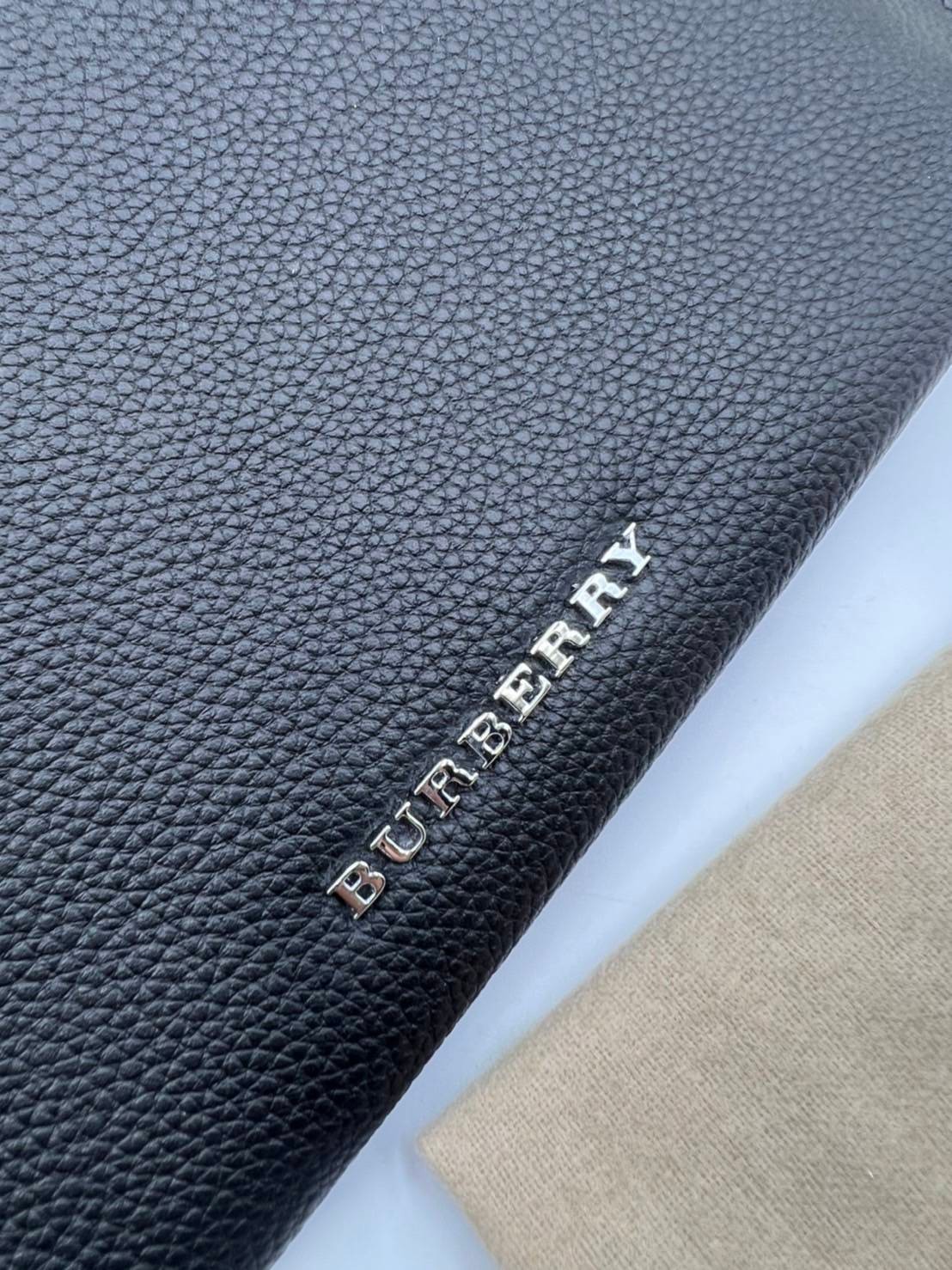 หนังแท้ BURBERRY CLUTCH BAG / BURBERRY Vintage Clutch กระเป๋าทรงคลัชท์ใช้ได้ทั้งหญิง/ชาย Unisex Clutch งานหนังแท้เกรดออริจินอล ภาพสินค้าถ่ายจากงานขายจริง ใช้งานต่างประเทศได้