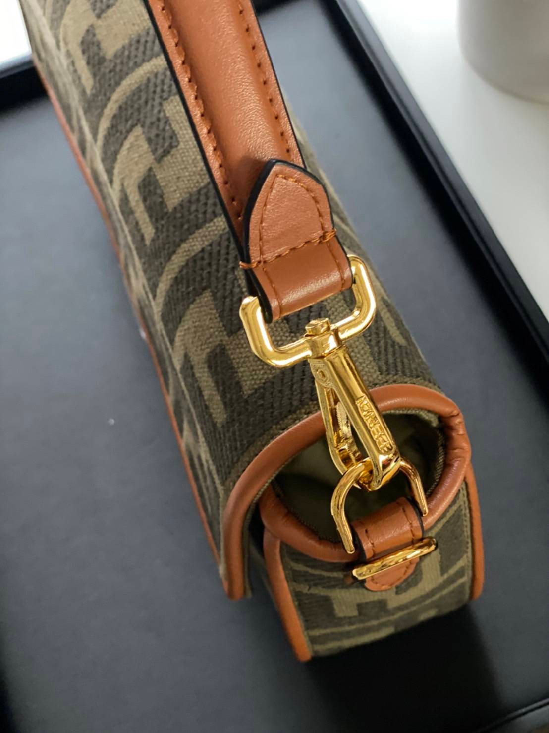 FENDI BAGUETTE BAG roma Lamb skin กระเป๋าสะพายสวยหรู โดดเด่น ดีไซน์ปั๊มโลโก้รอบใบ วัสดุหนังแท้ สลับผ้าแคนวาส มาพร้อมสาย 2 แบบ สำหรับคล้องแขน และสายครอสบอดี้สีทูโทน ภายในเป็นช่องโล่ง ใส่โทรศัพท์ กระเป๋าสตางค์ใบยาวได้สบายๆ ครบเซ็ทพร้อมเสิร์ฟความสวยให้ถึงบ้า