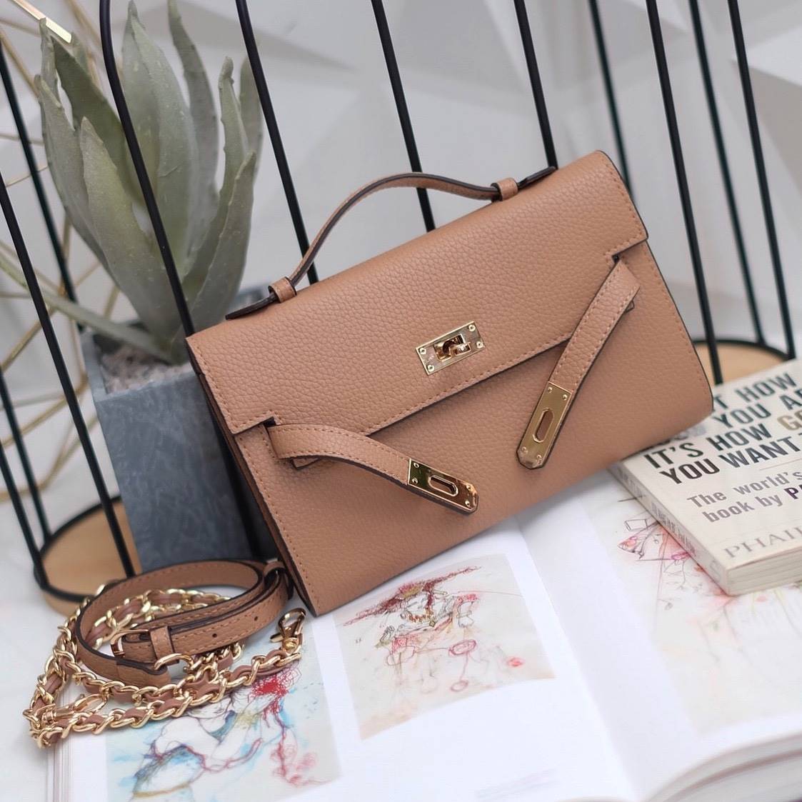 KEEP • Ellis • กระเป๋า คลัช ถือ //สะพาย ขนาด กะลังดี ทรงสวย แค่ใบเดียวจบ! หนังคุณภาพเยี่ยม ภายใน จุของคุ้ม ใส่บัตร ใส่มือถือได้ทุกรุ่น ใบนี้ จะแต่งกับ Look ไหนก้อเข้ากันได้ดีแน่นอนค๊า Don't miss!! หนังลายสวยมาก นิ่มมือ ภายในใส่ของจุกจิก 2 ด้านเลย สาม