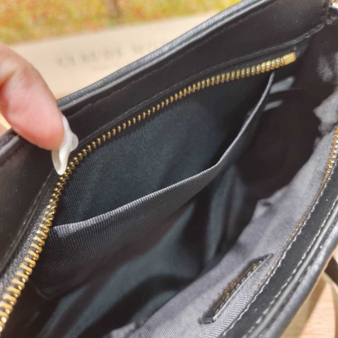 CD SIGNATURE HOBO MINI BAG กระเป๋าสะพายซิกเนเจอร์ โดดเด่นด้วยโลโก้เอกลักษณ์