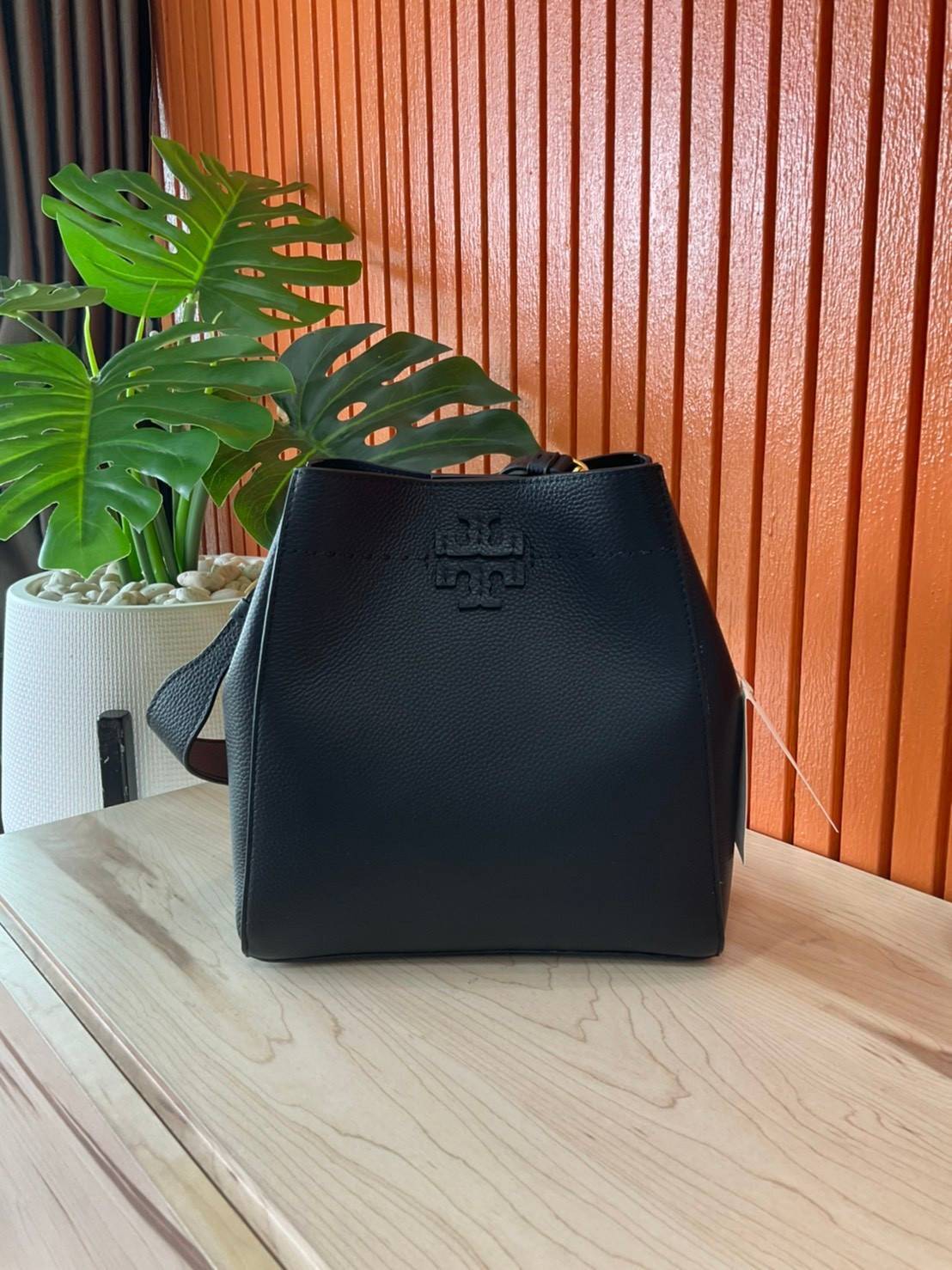 ของแท้ 💯% Tory Burch Mcgraw Hobo Bag TORY BURCH MCGRAW HOBO BAG รุ่น 51063 กระเป๋าสะพายไหล่ สะพายได้ 2 ทรง ทรงสวยไม่ตกเทรน ผลิตจากหนังแท้ หนังลูกวัว หนังนุ่ม หนังหอม น้ำหนักเบามากกก!! นิ่มสวยมากๆ