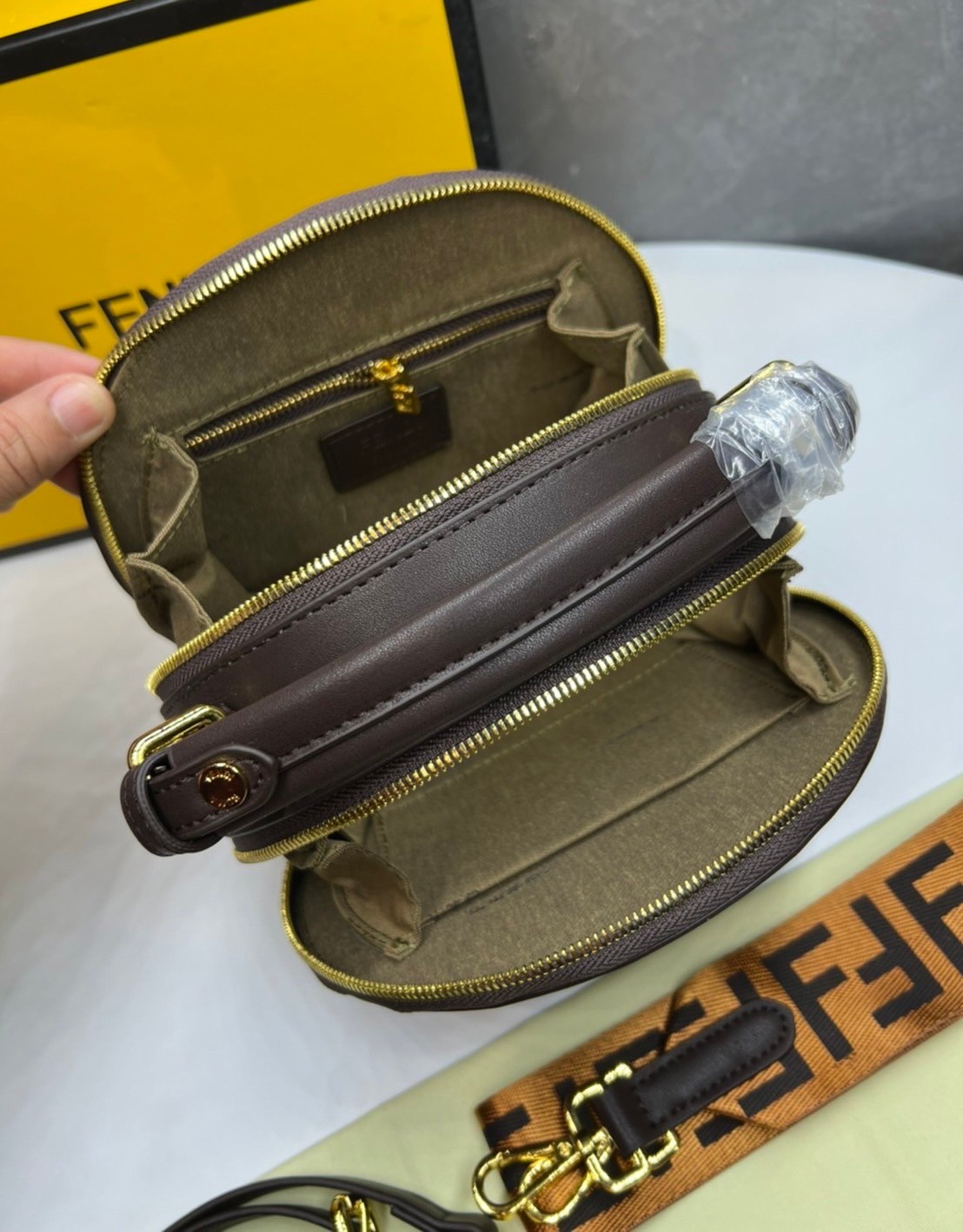 หนังแท้ FENDI CROSSBODY BAG / fendi circle bag / Fendi Round Monogram Crossbody Bag กระเป๋าสะพายทรงกลมสวยเด่น มีดีเทลเพิ่มความหรู ด้วยสีของอะไหล่ วัสดุหนังแคนวาสสลับหนังแท้ ภายในโล่งกว้าง มีช่องซิปแยกให้อีก ใช้งานง่าย พร้อมสายสะพาย 2 เส้น สายสะพายครอสปรับ