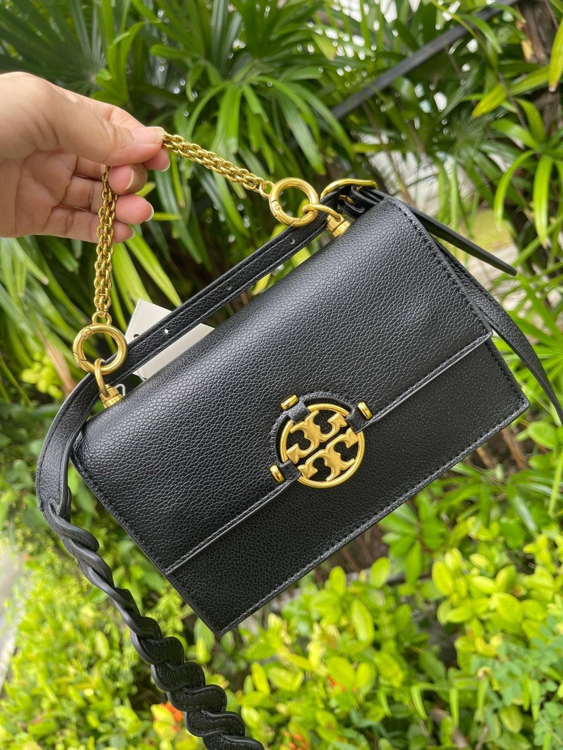Tory burch miller mini bag หนึ่งในแบรนด์เนมยอดฮิตระดับโลกที่สายแฟชั่นตัวจริงต้องมีสักใบในตู้ เพราะเป็นแบรนด์ที่เหล่าบรรดาเซเลปและดาราใช้กันเยอะมาก รุ่นก็เป็นอีกหนึ่งใบที่คุ้มค่าคุ้มราคามากค่ะ ด้วยดีไซน์กึ่งทางการ กึ่งลำลอง จึงใช้งานได้หลายโอกาส แม้จะมีขนา