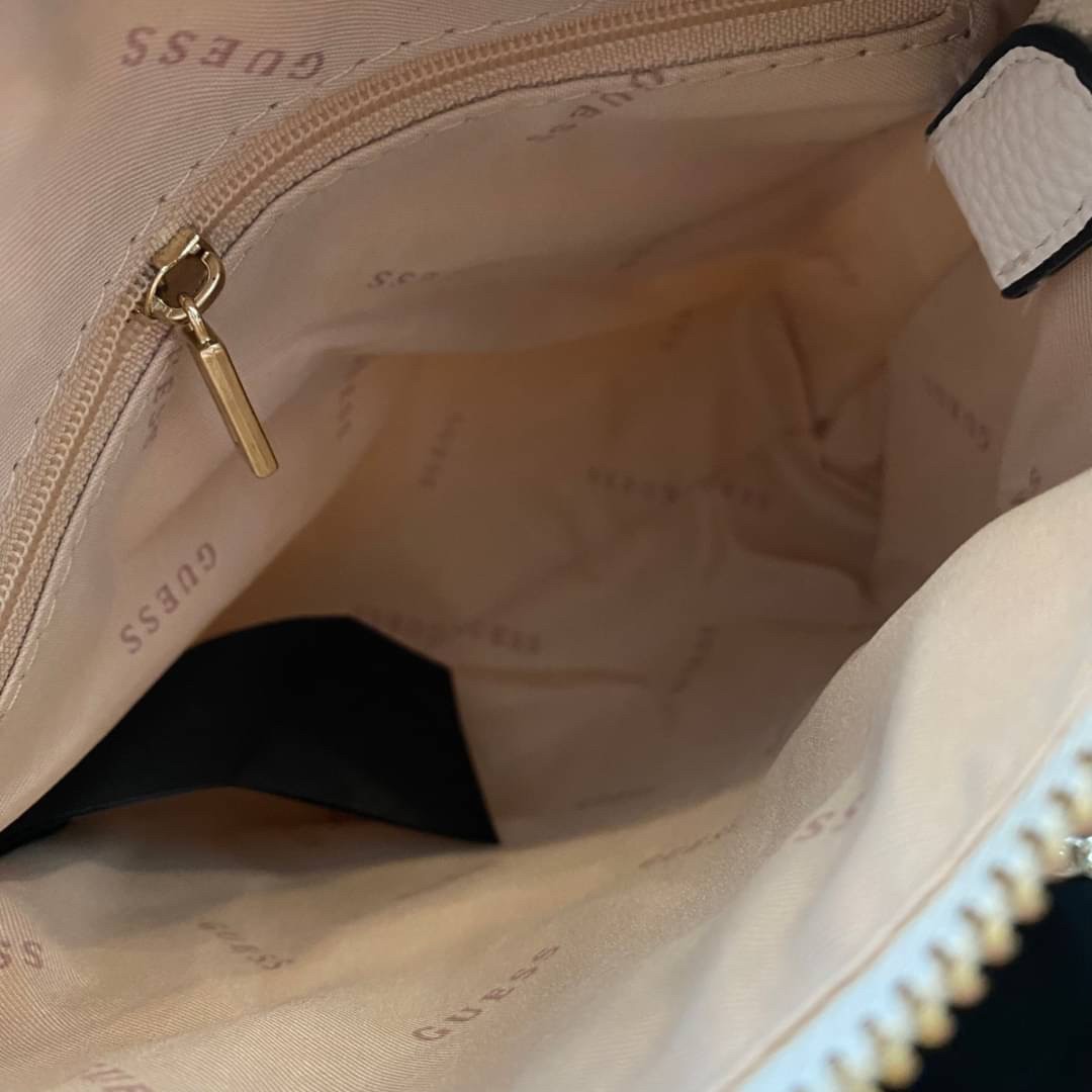 Guess Amara Bucket Handbag ซื้อ 1 ได้ถึง 2 กระเป๋ารุ่นใหม่ล่าสุดทรงถังสุดน่ารัก พิมพ์ลายรอบใบ วัสดุหนังนิ่มคุณภาพดี นิ่ม น้ำหนักเบา ด้านหน้าประดับด้วยโลโก้แบรนด์สวยโดดเด่น เปิด-ปิดด้วยด้วยตัวคล้องอะไหล่เงินสะดวกใช้ ด้านในโล่ง มีสายยาวปรับระดับได้มาให้ มาพ