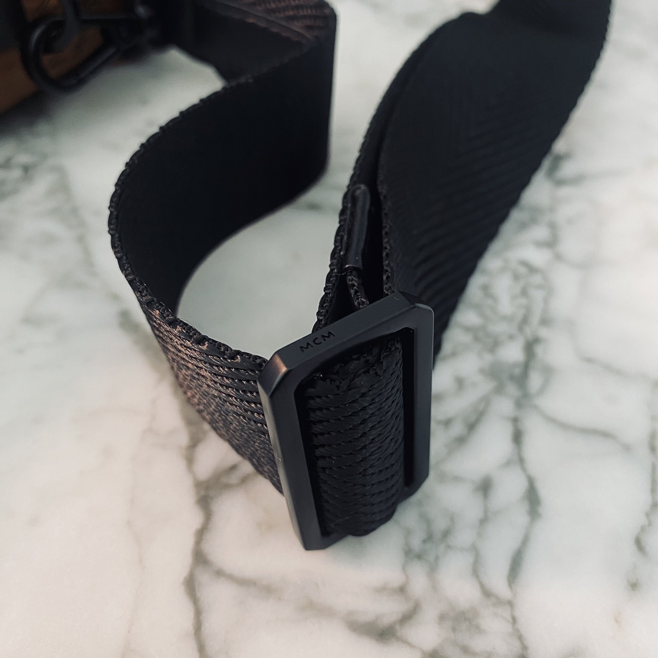 M.C.M Small Aren N/S Crossbody in Visetos Cognac คอลใหม่เอาใจหนุ่มๆ สั่งก่อนหล่อก่อนน้าา!! กับกระเป๋าสะพายข้างสุดชิค ที่ดูดีมีเสน่ห์มากๆ เห็นแล้วก็ต้องหลงแน่นอน