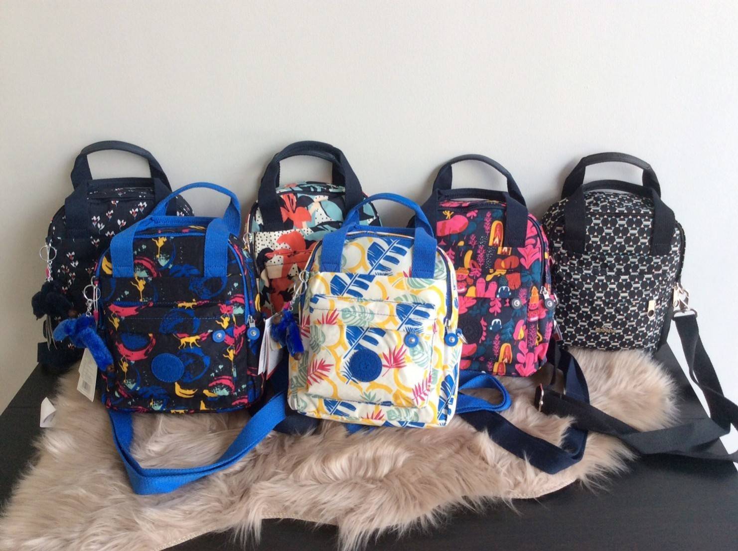Kipling Mini Backpack 2017 k12688 small flower printed มีพวงกุญแจ Promptpay , พวงกุญแจลิง ,พวงกุญแจอะไหล่ สัญญาลักษณ์ แบรนด์ --------- กระเป๋าขนาดมินิ สามารถใช้งานได้ 3 แบบ : เป็นสะพายหลังได้ / สะพายข้างได้ / มีหูหิ้วถือได้ มีหลายลายให้เลือก ลายสวยน่ารัก 