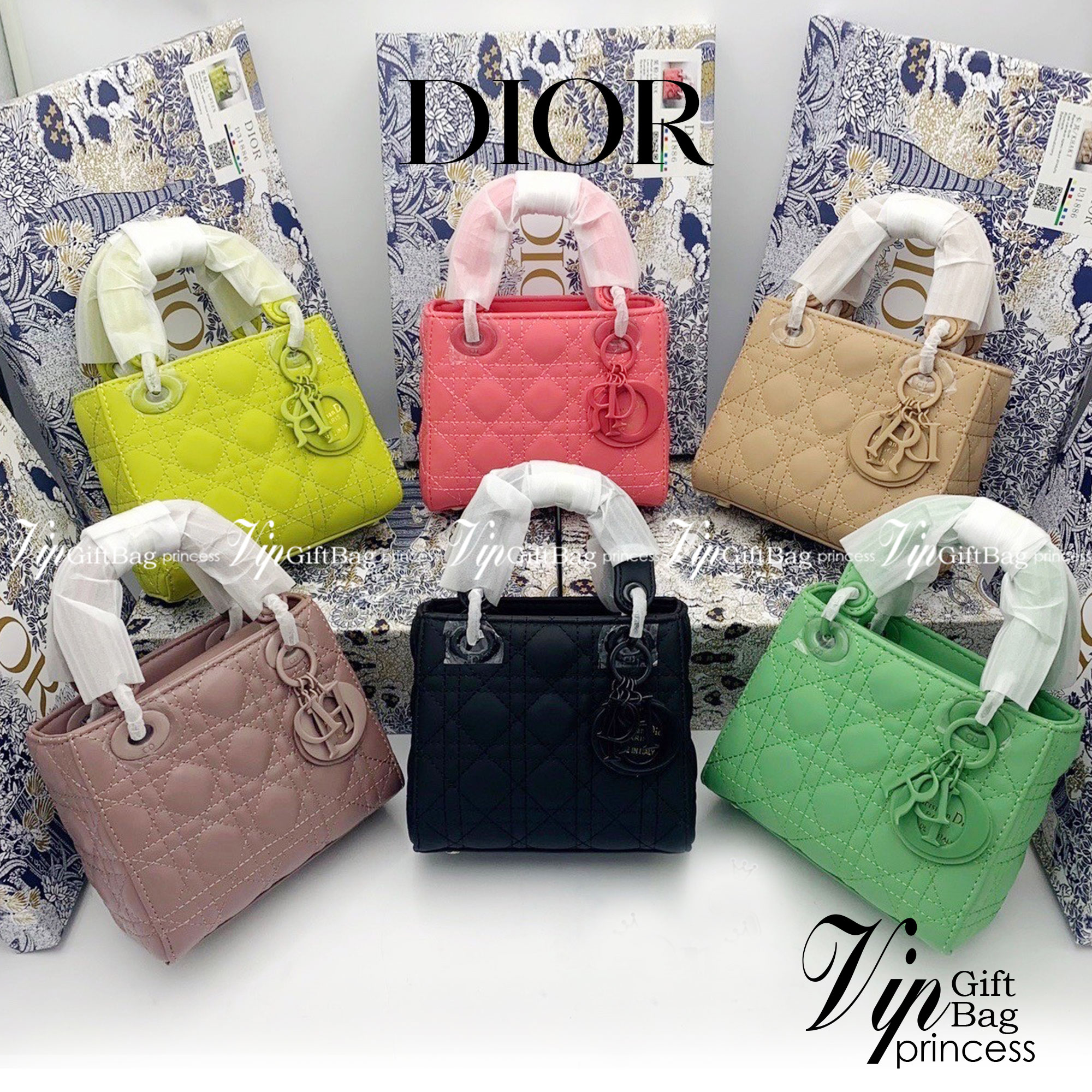 DIOR CD LADY BAG / Christian Dior Lady Dior Ultra-Matte Bag พร้อมส่ง 6 โทนสีพาสเทลหวานๆ น่ารักละมุน ตัวห้อยโลโก้โทนสีเดียวกับกระเป๋า น่ารักมากค่ะ ดีไซน์เรียบง่าย แต่แฝงไปด้วยความหรูหรา วัสดุหนังแท้ ทรงกล่องคลาสสิค มีหูจับในตัวและสายครอสบอดี้สุดเลิศ ที่มาพ