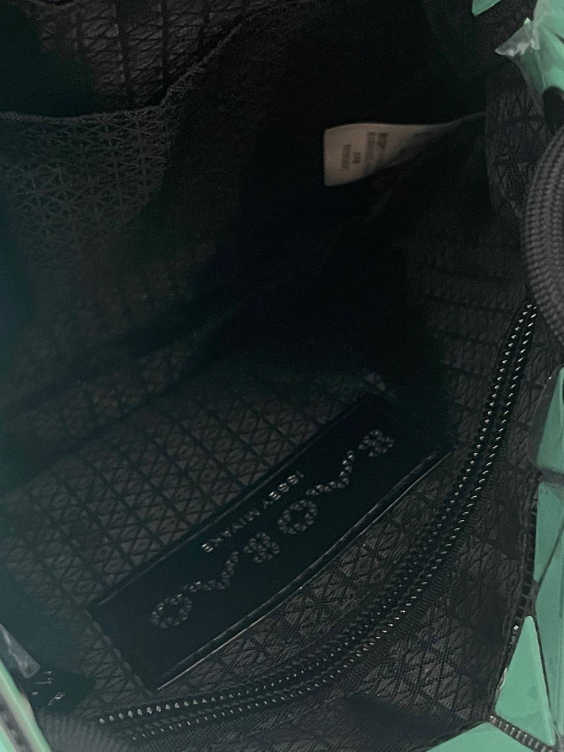 Baobao Issey Miyake Wring Small Bag กระเป๋าสะพายครอสบอดี้พร้อมสายรูดเปิดปิด สามารถปรับความยาวของสายได้ตามสไตล์ความชื่นชอบ ด้วยดีไซน์ทรงน่ารัก เหมาะสำหรับให้สาวๆหยิบใช้ในวันสบายๆ แต่เต็มเปี่ยมไปด้วยความคล่องแคล่ว ไฮไลต์ของซีซั่นนี้คือกระเป๋าที่มาพร้อมกับเช