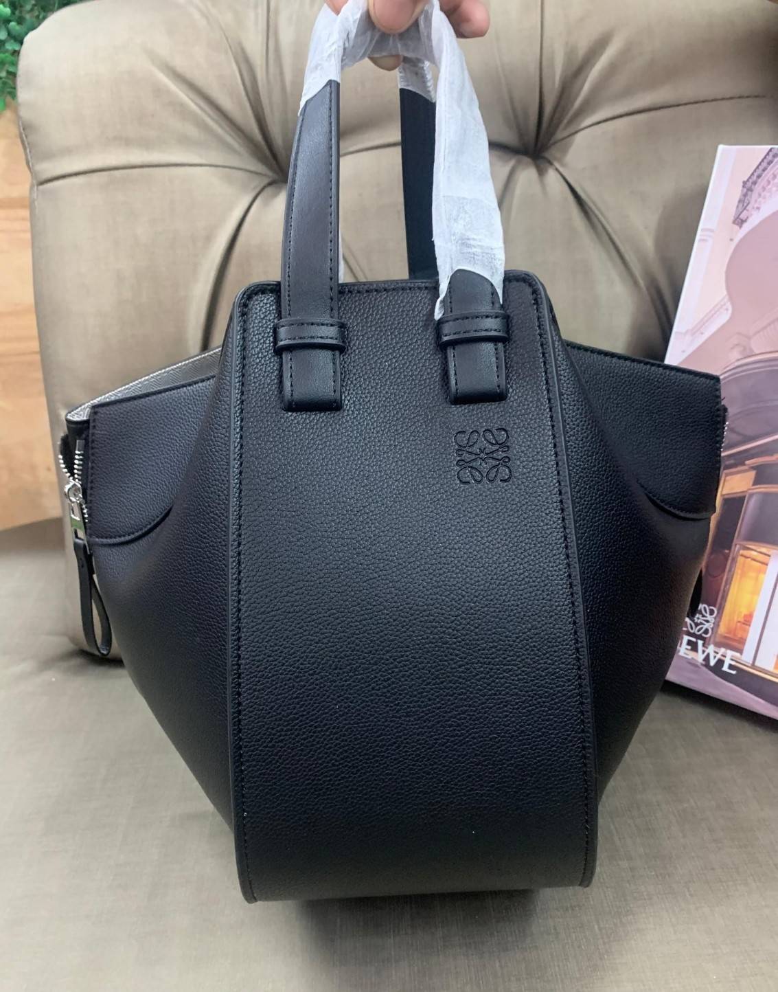 Loewe Hammock Bag / Loewe Small Hammock Leather Bag / กระเป๋าสไตล์แคชชวล มีจุดเด่นตรงการออกแบบทรงกระเป๋าให้ดูคล้ายกับเปลนอน ให้ความรู้สึกสบายๆ