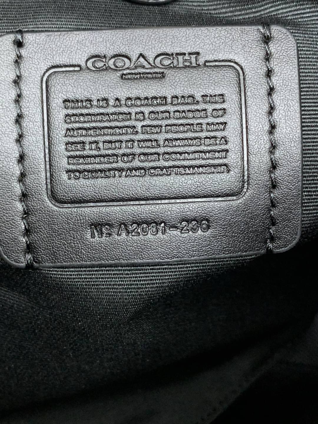 COACH TOWN BUCKET BAG WITH HORSE AND CARRIAGE PRINT ((2081-236)) 🔺กลับมาแล้ว ตามคำเรียกร้องค่ะ! กระเป๋าคล้องไหล่//สะพายข้างได้ วัสดุ pvc อย่างดี หนังนิ่มป่องพองตัวสวยงาม ลายรถม้าทั้งใบค่ะ ภายในกระเป๋าแบ่งเป็น2ช่องหลัก เปิดปิดแบบกระดุมแม่เหล็ก ภายใ