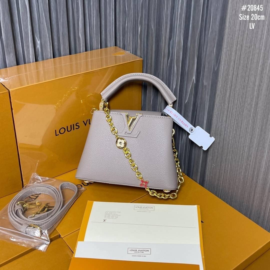 LV Capucines Mini top handle กระเป๋าสะพายไซส์มินิ ที่สุดของความสวย กระเป๋าถือสุดหรู ดีไซน์ทรงคลาสสิค ไซส์มินิ ดีงามม้ากกกก!!