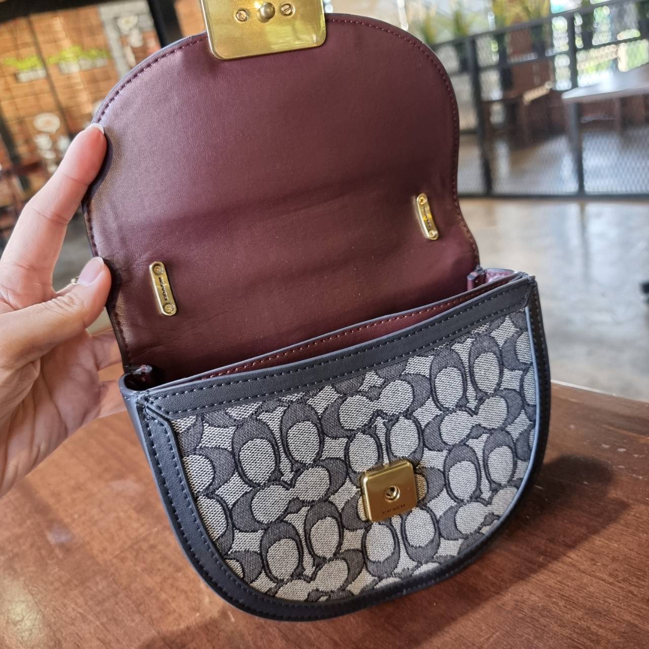 COACH ALIE SADDLE BAG IN SIGNATURE JACQUARD (C4694//C3464) New item!! กระเป๋าสะพายทรง saddle ดีไซน์วินเทจย้อนยุค แฝงความหรูในตัวด้วยอะไหล่สีทองเหลือง โดดเด่นไม่ซ้ำใครแน่นอน วัสดุผ้า jacquard สลับหนังแท้ ภายในเป็นช่องโล่ง มาพร้อมสายสะพายครอสบอดี้ ที่สามารถ