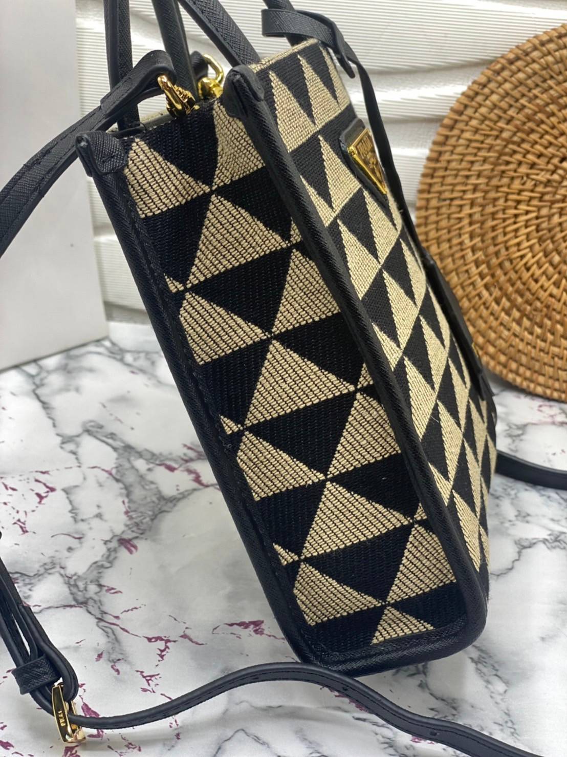 PRADA Symbole jacquard fabric micro bag / Prada triangle ไซส์มินิ แบบใหม่ล่าสุดจากแบรนด์ดัง จัดให้แบบเลิศๆ กับกระเป๋าทรงโท้ท สวยเอกลักษณ์ ภายในโล่งกว้างมาก ใส่ของแบบแน่นๆ จุๆไปได้เลย หมดห่วง!! และยังมีสายครอสบอดี้มาให้ จะสะพายชิคๆคูลๆ จะถือแบบปังๆ ก็เอาอย