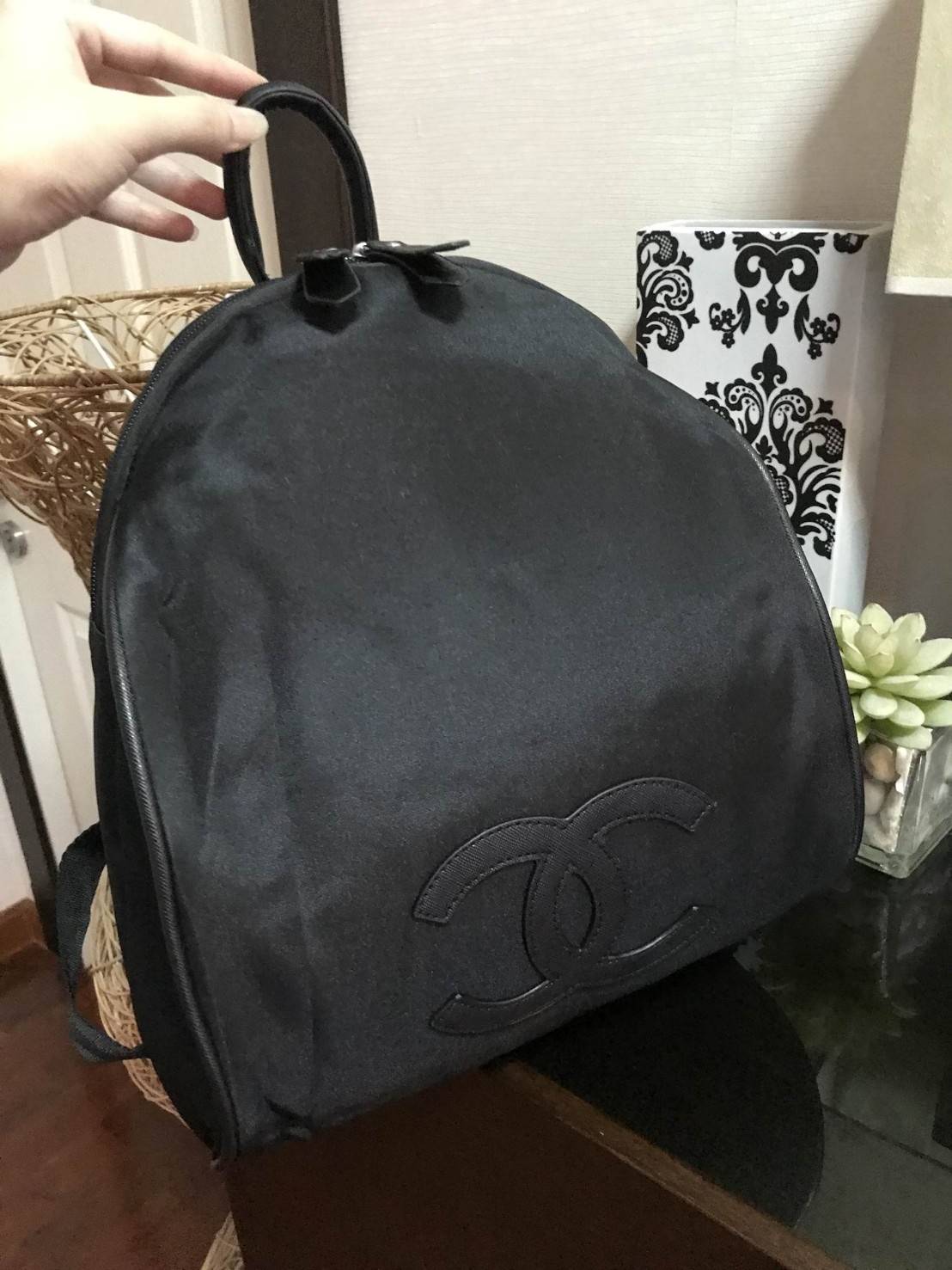 Chanel VIP Gift Backpack (พร้อมส่งโลโก้ขาว) สินค้าเป็นของแท้ ใหม่จากเค้าเตอร์เครื่องสำอาง/น้ำหอมแบรนด์ กระเป๋าเป้ของแท้จาก Chanel VIP Gift Bag วัสดุไนล่อน หัวซิปทำจากหนังปั้มชื่อแบรนด์ ด้านในเป็นช่องกว้าง และมีช่องซิปเล็ก ตัวสายสะพายด้านหลังเลื่อนปรับได้ค
