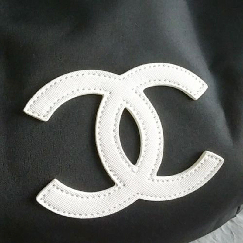 Chanel VIP Gift Backpack (พร้อมส่งโลโก้ขาว) สินค้าเป็นของแท้ ใหม่จากเค้าเตอร์เครื่องสำอาง/น้ำหอมแบรนด์ กระเป๋าเป้ของแท้จาก Chanel VIP Gift Bag วัสดุไนล่อน หัวซิปทำจากหนังปั้มชื่อแบรนด์ ด้านในเป็นช่องกว้าง และมีช่องซิปเล็ก ตัวสายสะพายด้านหลังเลื่อนปรับได้ค