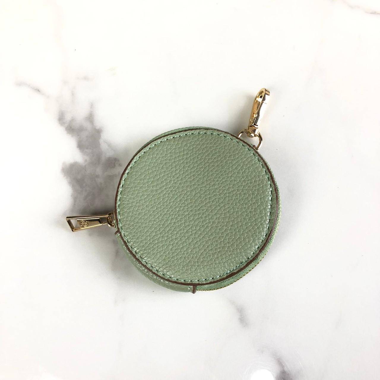 กระเป๋าถือ หรือสะพาย TORY BURCH เปิด - ปิดกระเป๋าด้วยซิป ด้านในมีช่องใส่ของ 1 ช่อง มาพร้อมสายสะพายยาว สามารถถอดและปรับได้ Free Size ค่ะ