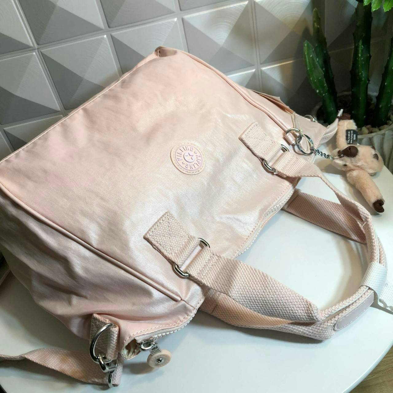 KIPLING AMIEL K15371 กระเป๋า KIPLING มาพร้อมพวงกุญเเจที่เป็นเอกลักษณ์ของเเบรนด์ เปิดปิดด้วยซิป มีสายยาว ถอดสายและปรับความยาวได้ น้ำหนักเบา ทำความสะอาดง่าย ช่องด้านในมีสายเกี่ยวกุญแจ ช่องซิปเล็กด้านใน แนะนำควรมีเลยค่า