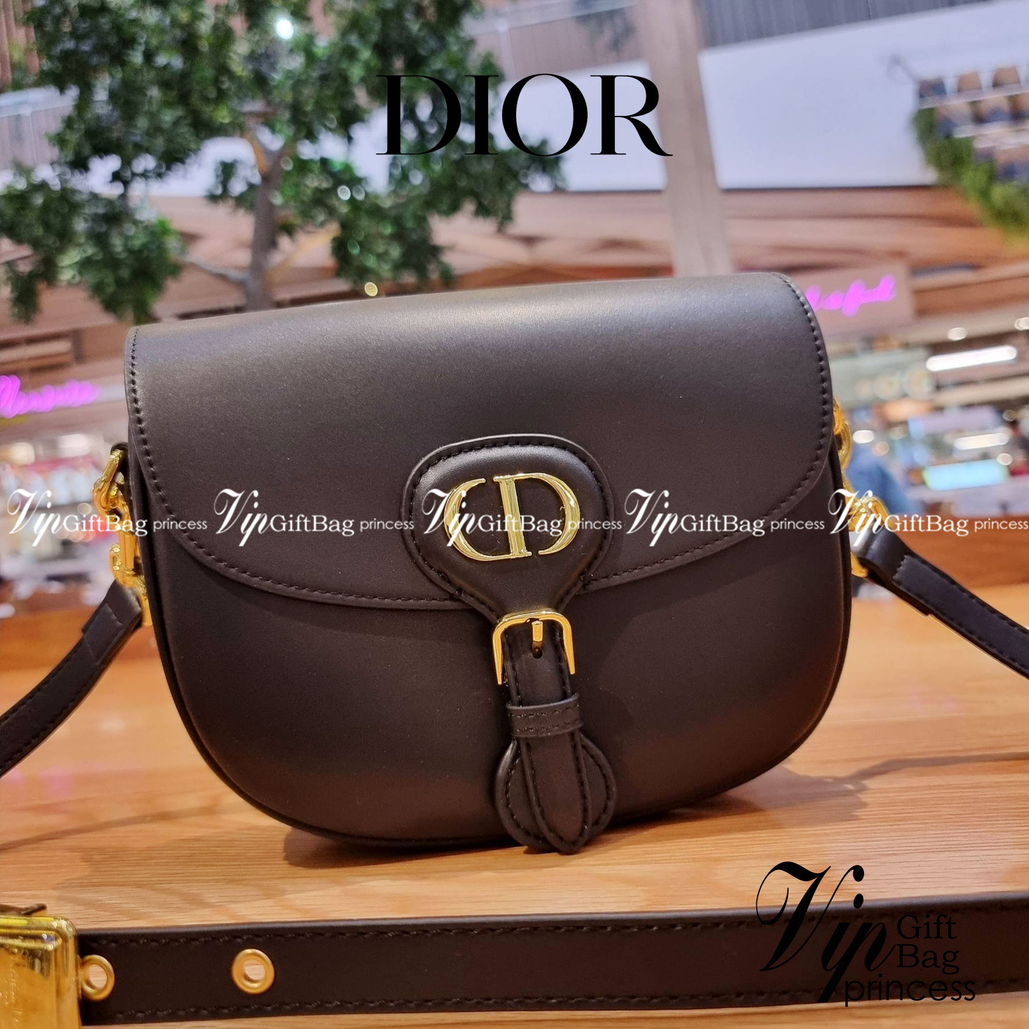 DIOR CD MEDIUM BOBBY BAG กระเป๋าสะพายข้างพรีเมี่ยมกิ๊ฟทรงสวย ดีไซน์ย้อนยุค เป็นเอกลักษณ์ไม่เหมือนใคร เปิด-ปิดด้วยกระดุมแม่เหล็ก ใช้งานง่าย อะไหล่ทองดูหรู ภายในเป็นช่องโล่ง มาพร้อมสายสะพาย crossbody ถอดออกได้ ปรับได้ จะถือเป็นคลัทช์ออกงานก็ได้ สะพายไปทำงาน