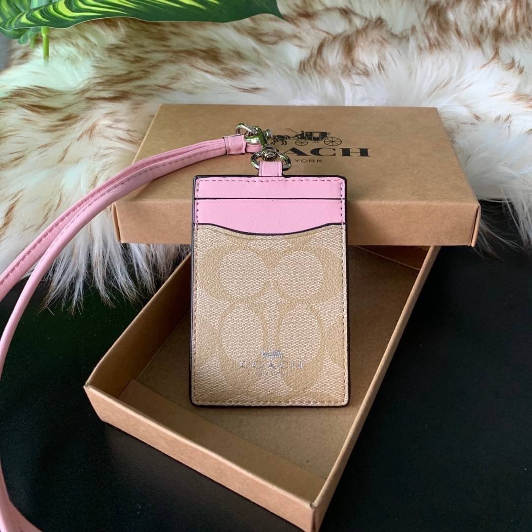 COACH F63274 ID LANYARD IN SIGNATURE COATED CANVAS กระเป๋าใส่บัตรคล้องคอ ลาย C ทั้งใบ ด้านหน้าตกแต่งชื่อแบรนด์ สวยมากกก ใส่บัตรพนักงาน และบัตรต่างๆ มาพร้อมสายคล้องคอ สายถอดออกได้ ตัวกระเป๋ามี 3 ช่องค่ะ