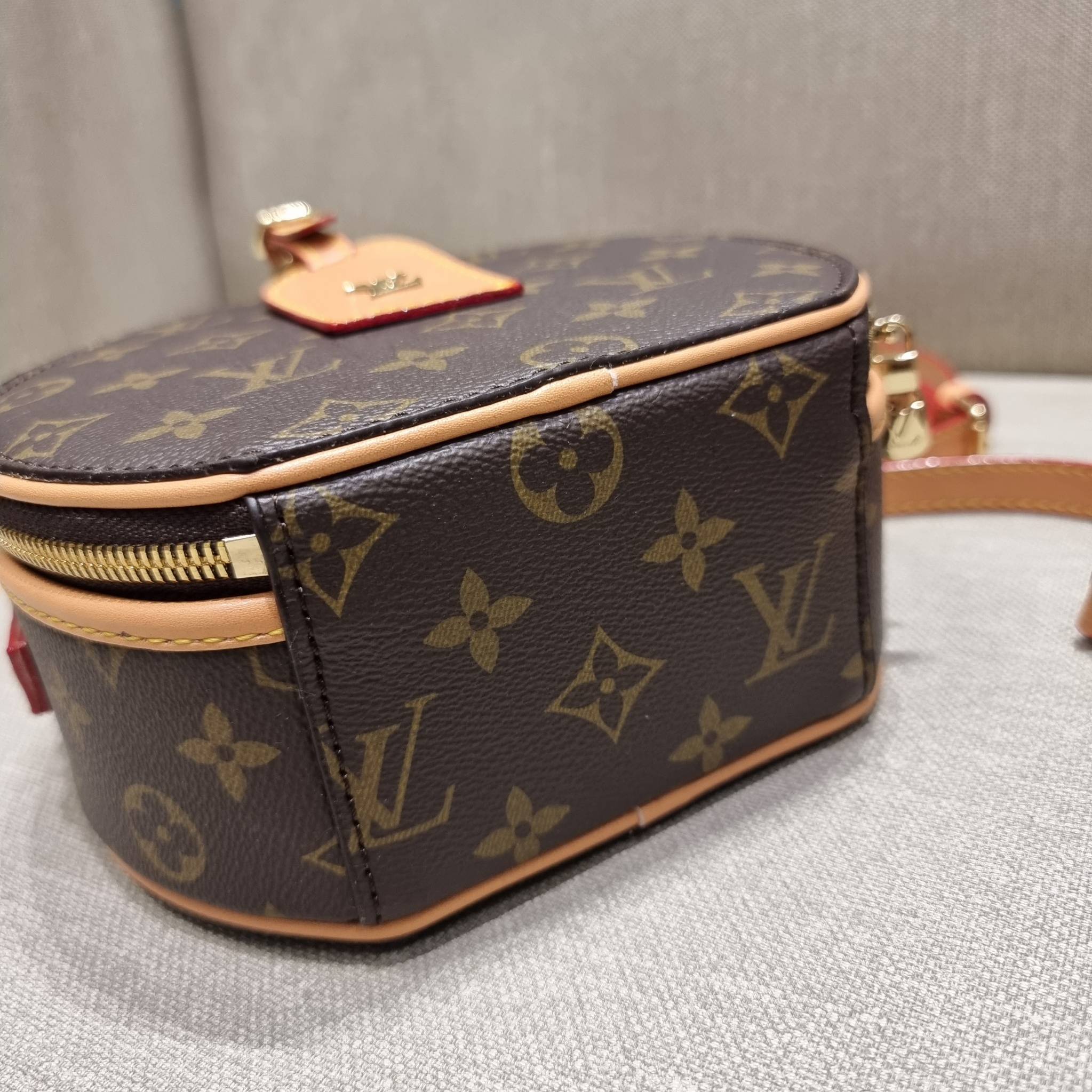 LV CROSSBODY ROUND BAG / LV BOITE CHAPEAU สุดยอดของรุ่นที่ฮิตตลอด กระเป๋าสะพาย สวยอยู่ทรง ผู้ดีมากๆ วัสดุหนังแคนวาสคุณภาพ โดดเด่นด้วยรูปทรงเอกลักษณ์ มาพร้อมแท็กหนังห้อย เพิ่มความแพงไปอีก เปิด-ปิดด้วยซิป ภายในเป็นช่องโล่ง สวยไปอีกหนึ่ง มีสายสะพายครอสให้ ปร