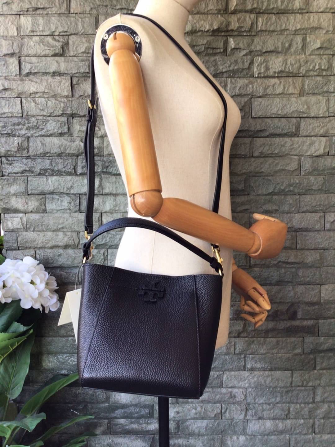 คอลเลคชั่นขายดี มากี่รอบๆ ก็หมดไวทุกรอบ!! TORY BURCH MCGRAW MINI BUCKET BAG กระเป๋าสะพาย และ ถือ คล้องแขน ทรงถัง สะพายได้ 2 ทรง ผลิตจากหนังแท้ หนังลูกวัว หนังนุ่ม หนังหอม น้ำหนักเบามากกก!! หนังลื่น นิ่มสวยมากๆ!! ด้านหน้าประดับโลโก้แบรนด์ ภายในโล่งกว้าง มี